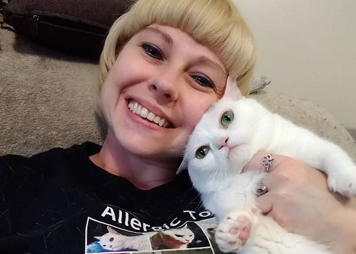 Sassiest Dwarf Kitten Comes Into Woman's Home, Steals Her Heart And Becomes Internet Sensation