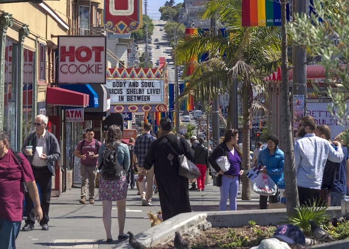 Someone Asked "A Girl Approaches You And Says, 'Pretend We’re Friends. I’m Being Followed,' What Would You Do?", 40 Men Gave Honest Responses