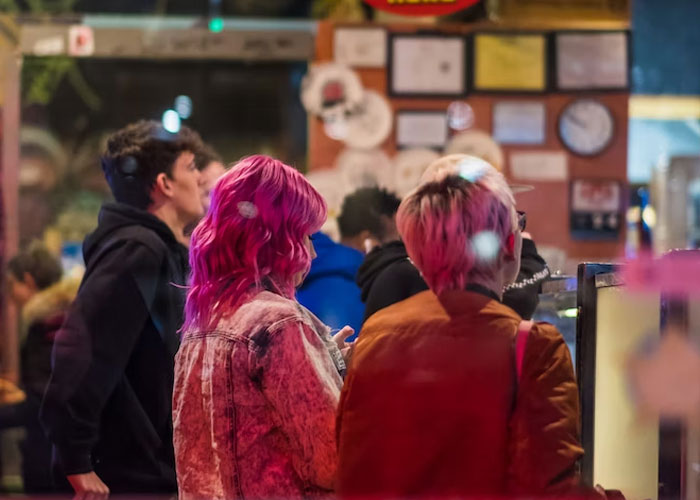 Someone Asked "A Girl Approaches You And Says, 'Pretend We’re Friends. I’m Being Followed,' What Would You Do?", 40 Men Gave Honest Responses