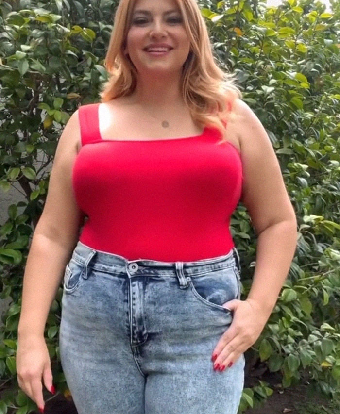 Woman Calls Out "Millennial Poses" That People Need To Stop Doing For Photos