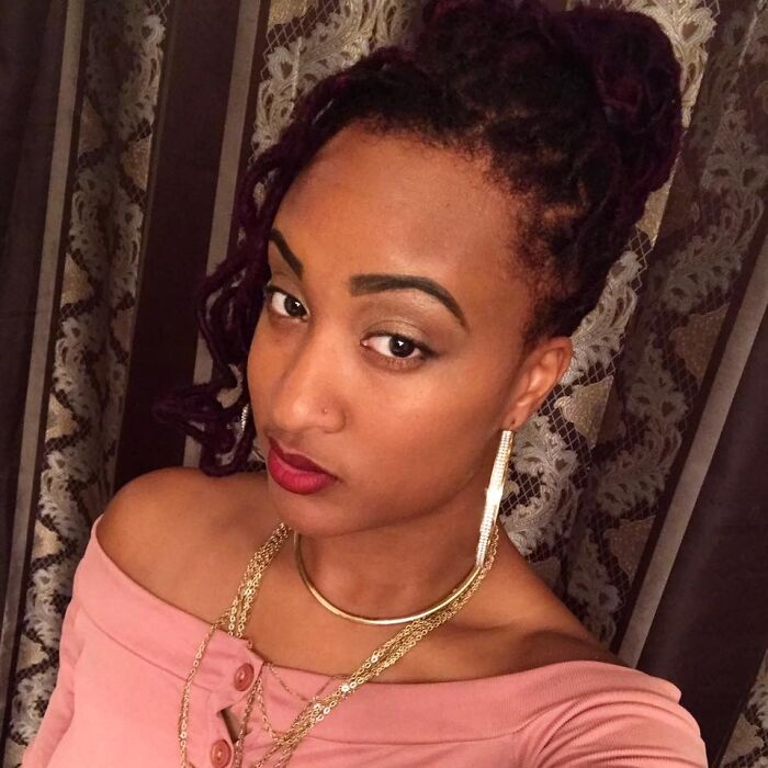 Woman Says She Ended Up In The Hospital Because She Removed A Napkin From Her Car, Creates A Video To Warn Others