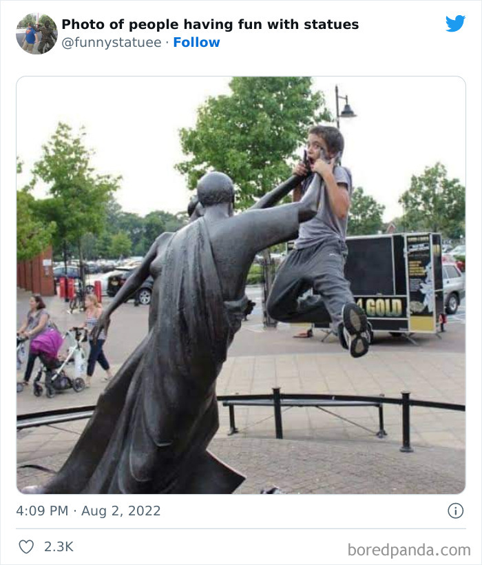 "And This Is Why We Were Asked To Leave": 40 Times People Took Their Photos With Statues To Another Level