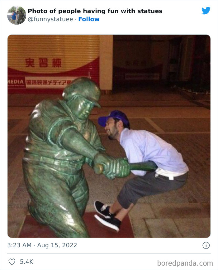 "And This Is Why We Were Asked To Leave": 40 Times People Took Their Photos With Statues To Another Level