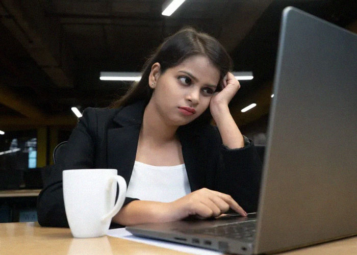 Employees Stop Going Above And Beyond At Work And Join "Quiet Quitting" Trend, But Bosses Are Not Happy Employees Stop Going Above And Beyond At Work And Join "Quiet Quitting" Trend, But Bosses Are Not Happy