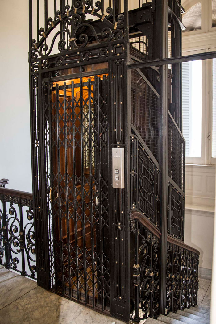 Manager &ldquo;Left Hanging&rdquo; In Elevator For 5 Hours With A Full Bladder After Her Employee Couldn&rsquo;t Help Her Because Of Her Own Absurd Rules