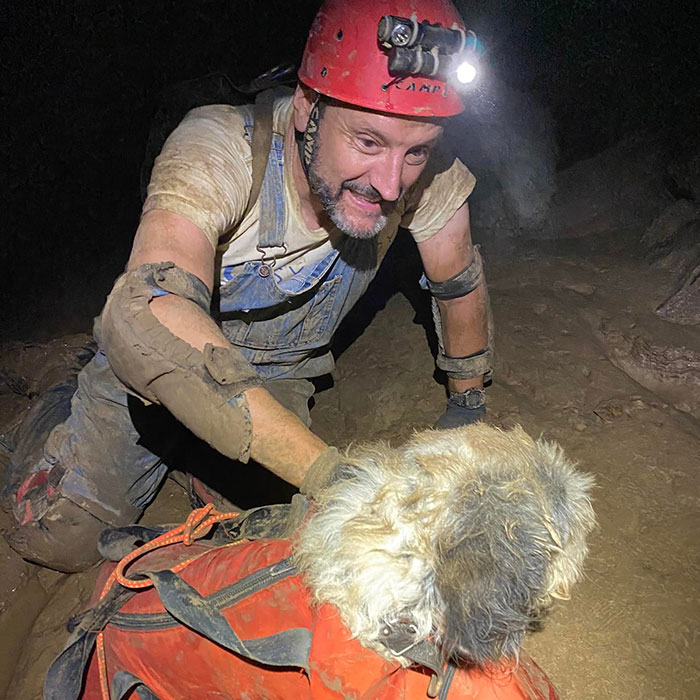 Poodle Reunites With Owner 2 Months After Disappearing As Cavers Find Her 500 Feet Underground Poodle Reunites With Owner 2 Months After Disappearing As Cavers Find Her 500 Feet Underground