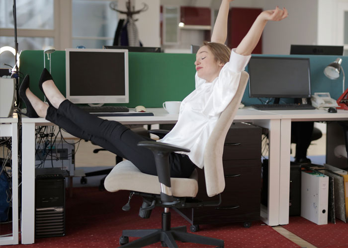 Employees Stop Going Above And Beyond At Work And Join "Quiet Quitting" Trend, But Bosses Are Not Happy Employees Stop Going Above And Beyond At Work And Join "Quiet Quitting" Trend, But Bosses Are Not Happy