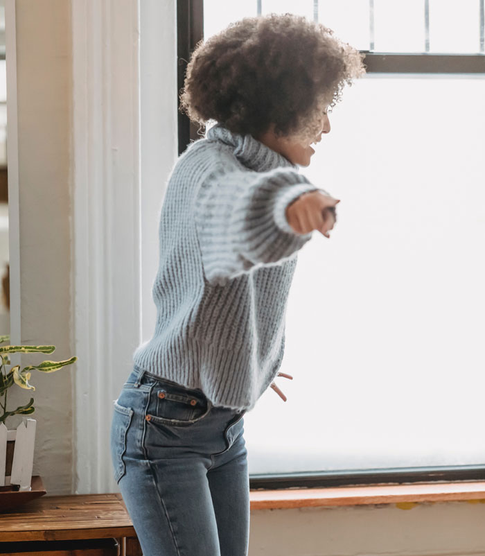 Manager &ldquo;Left Hanging&rdquo; In Elevator For 5 Hours With A Full Bladder After Her Employee Couldn&rsquo;t Help Her Because Of Her Own Absurd Rules