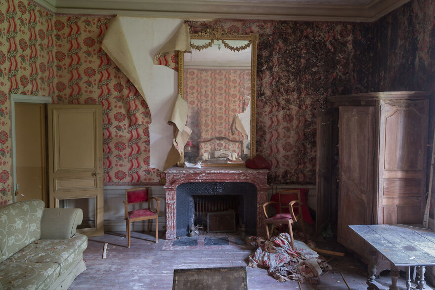 Encontr&eacute; un castillo hist&oacute;rico abandonado en Francia, donde dejaron todo atr&aacute;s (17 fotos)
