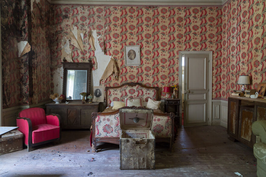 Encontr&eacute; un castillo hist&oacute;rico abandonado en Francia, donde dejaron todo atr&aacute;s (17 fotos)