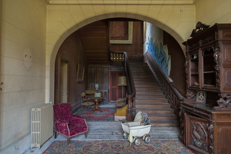 Encontr&eacute; un castillo hist&oacute;rico abandonado en Francia, donde dejaron todo atr&aacute;s (17 fotos)
