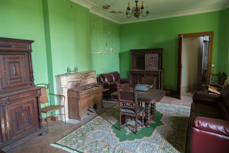 Encontr&eacute; un castillo hist&oacute;rico abandonado en Francia, donde dejaron todo atr&aacute;s (17 fotos)