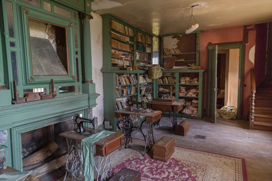 Encontr&eacute; un castillo hist&oacute;rico abandonado en Francia, donde dejaron todo atr&aacute;s (17 fotos)