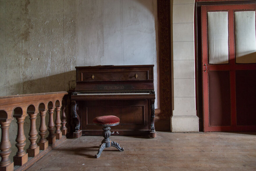 Encontr&eacute; un castillo hist&oacute;rico abandonado en Francia, donde dejaron todo atr&aacute;s (17 fotos)