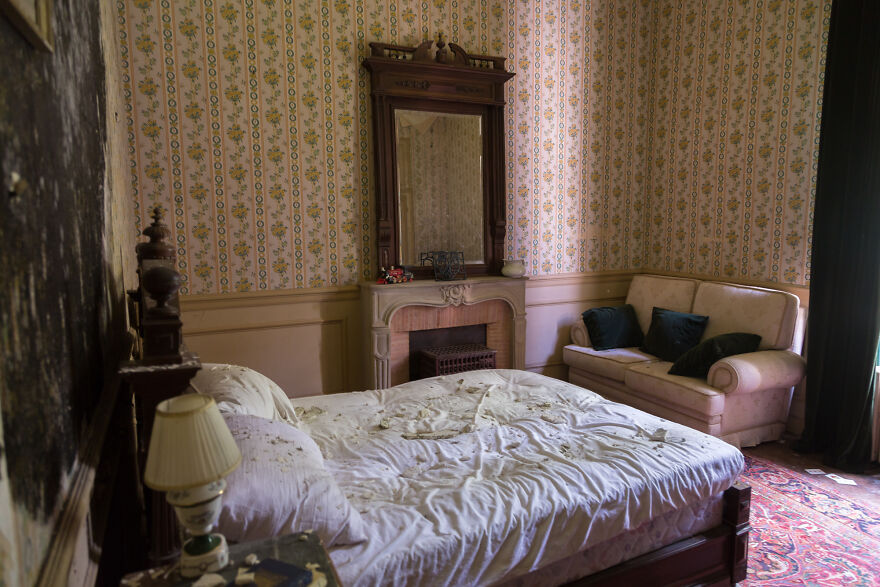 Encontr&eacute; un castillo hist&oacute;rico abandonado en Francia, donde dejaron todo atr&aacute;s (17 fotos)