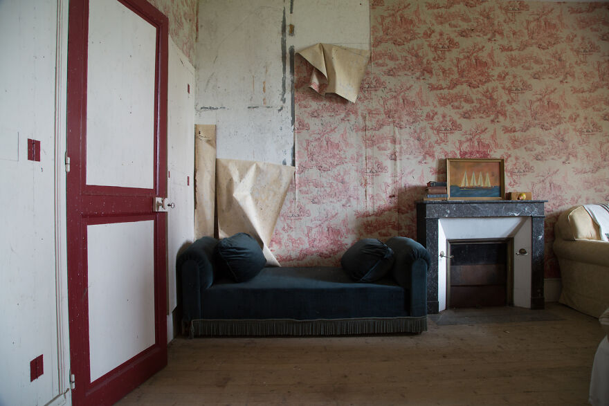 Encontr&eacute; un castillo hist&oacute;rico abandonado en Francia, donde dejaron todo atr&aacute;s (17 fotos)