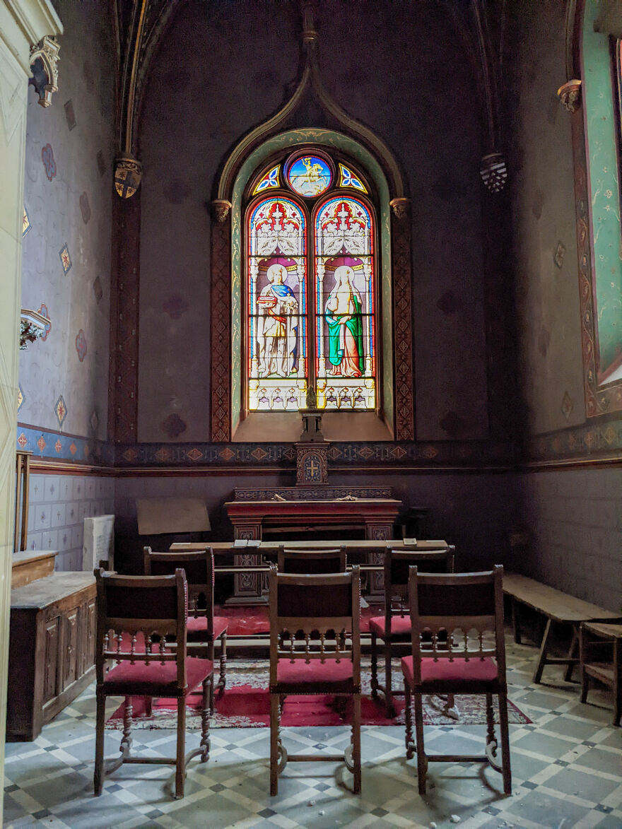 Encontr&eacute; un castillo hist&oacute;rico abandonado en Francia, donde dejaron todo atr&aacute;s (17 fotos)