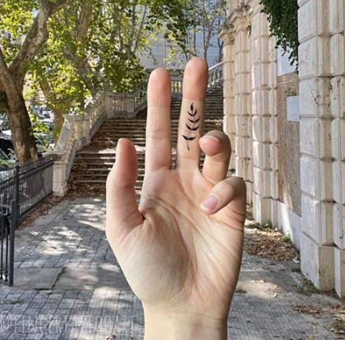 21 Creative Finger Tattoos 21 Creative Finger Tattoos