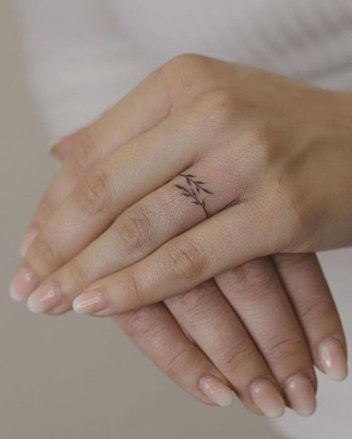 21 Creative Finger Tattoos 21 Creative Finger Tattoos