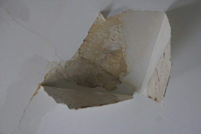 Person Asks Others To Share The Scariest Things That Happened While Visiting Someone Else's Home, 30 Deliver Truly Chilling Stories