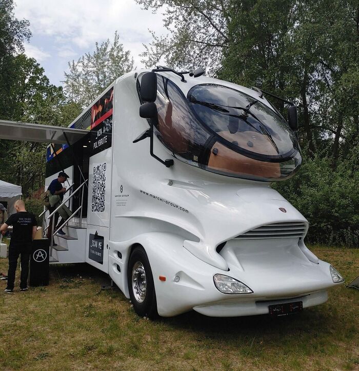 Este camión, ¡miren esos limpiaparabrisas!