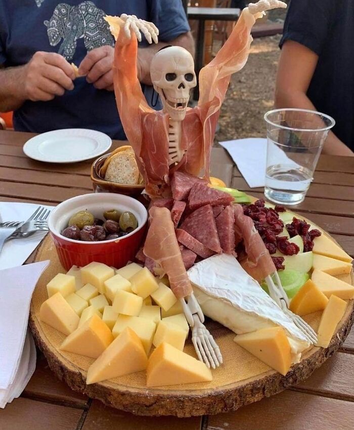 Me encanta tener un poco de carne humana junto a mi queso