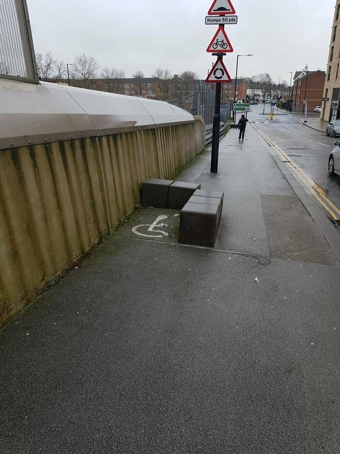 Lugar de descanso para sillas de ruedas en una larga colina. También es una banca improvisada