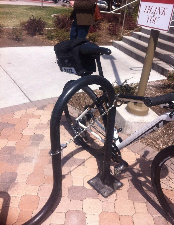 Un policía de mi universidad olvidó el candado de su bicicleta, así que improvisó