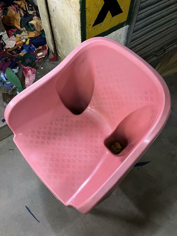 A Chair With Closed Holes. So The Dust And Dirt That Enters It Stays !