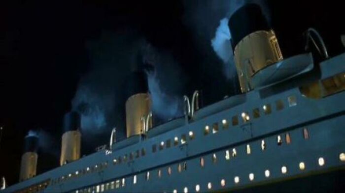 Un enorme error se puede ver a lo largo de 'Titanic'. En la película, las cuatro chimeneas del barco emiten vapor de sus motores. En realidad, la cuarta era principalmente para mejorar su aspecto y hacer que pareciera más grande