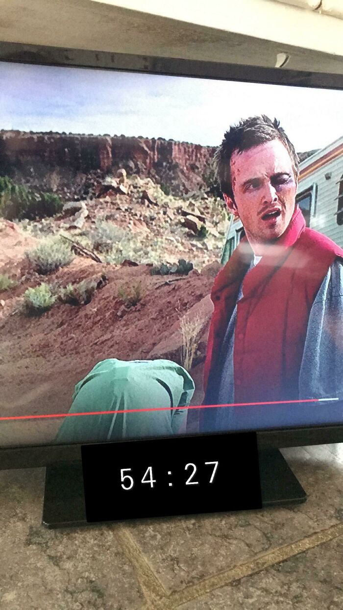 En el episodio piloto de Breaking Bad se puede ver lo que creo que es la petaca del micrófono de Bryan Cranston en su espalda cuando se agacha para vomitar. 54:27