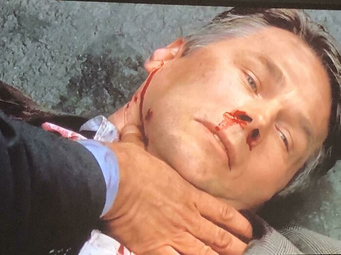 Clear And Present Danger (1994) - Harrison Ford Deems The Man Dead Despite Using His Thumb Which Has A Pulse Of Its Own