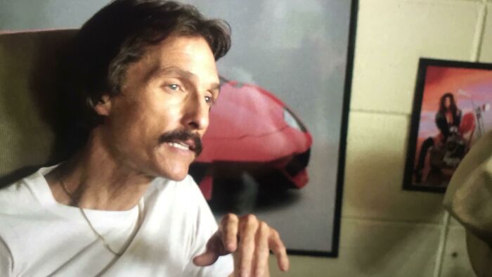 En Dallas Buyers Club(2013), hay un póster de Lamborghini Aventador en la oficina de Ron Woodroof. Ron murió en 1992, el Aventador fue lanzado en 2011