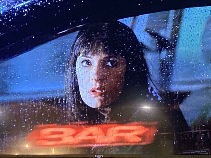 En el episodio 17 de la 4ª temporada de la serie Mentes Criminales, la agente Prentis conduce junto a un bar y se muestra el reflejo "Bar" cuando debería escribirse invertido por ser un reflejo. A menos, por supuesto, que el nombre del bar sea Яaᙠ, lo cual no creo que sea posible