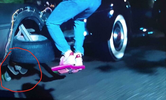 Regreso al Futuro II (1989), se puede ver el coche volador Delorean rodando sobre unas ruedas pequeñas