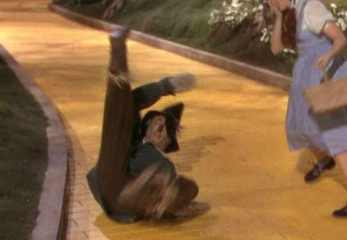 En la película El Mago de Oz (1939) en una toma se puede ver que Dorothy no lleva puestas sus zapatillas rojo rubí cuando ella y el espantapájaros intentan conseguir manzanas