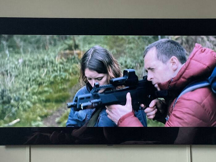 In The TV Series “War Of The Worlds” This Character Uses A Holographic Sight As A Binoculars…