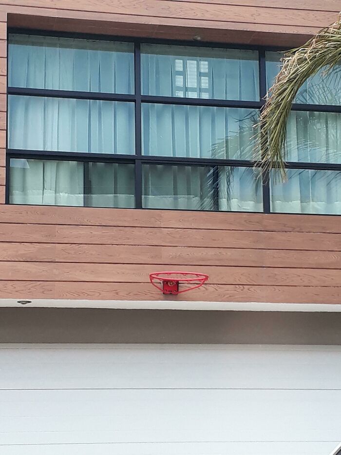 No creo que ese sea el mejor sitio para colocar un aro de básquet