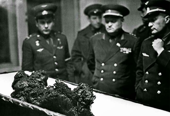 Los restos del astronauta Vladimir Komarov, un hombre que cayó del espacio, 1967
