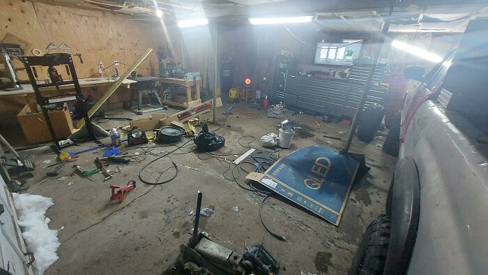 Cómo el vecino dejó mi garaje después de arreglar su camioneta