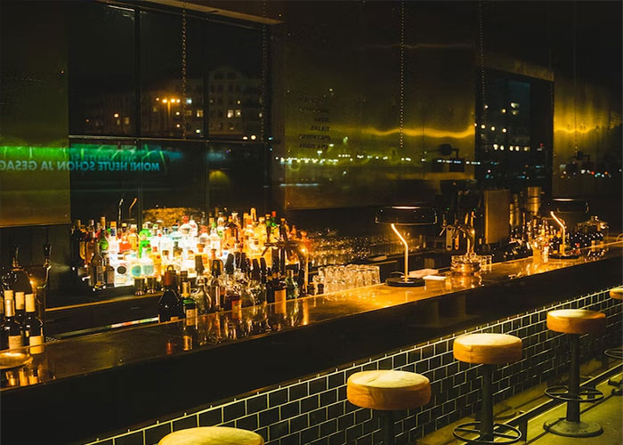 Someone Asked "A Girl Approaches You And Says, 'Pretend We’re Friends. I’m Being Followed,' What Would You Do?", 40 Men Gave Honest Responses