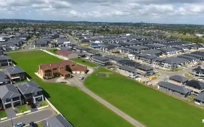 Apruebo el atrevimiento. "En un enorme bloque de tierra rodeado por una urbanización vive una desafiante familia de Sydney que se negó a renunciar a su querida propiedad"