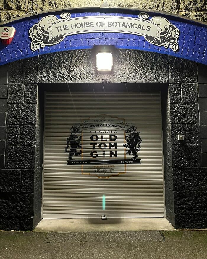 Entitled Man Requests Gin For Free But Is Put In His Place By This Sarcastic Distillery Manager