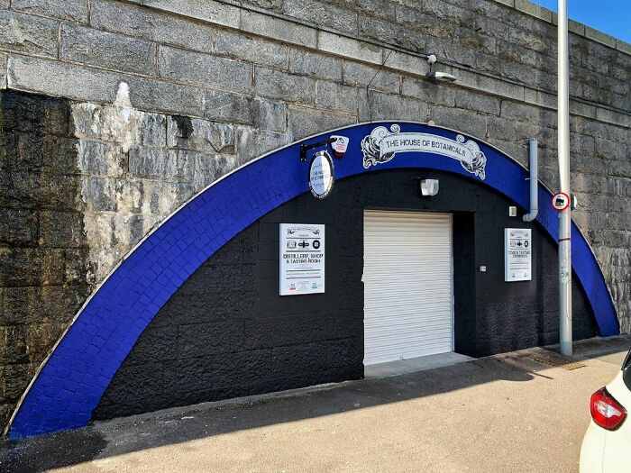 Entitled Man Requests Gin For Free But Is Put In His Place By This Sarcastic Distillery Manager