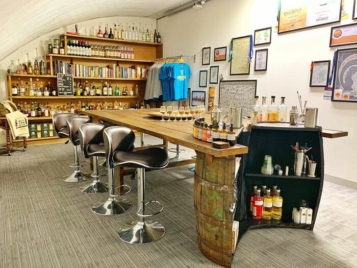 Entitled Man Requests Gin For Free But Is Put In His Place By This Sarcastic Distillery Manager