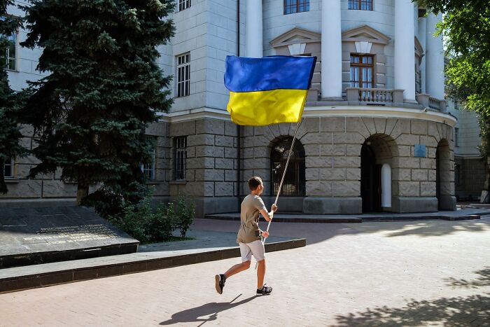 Scientist-Turned-Photographer Takes Pictures Of Ironic Everyday Moments (30 Pics)