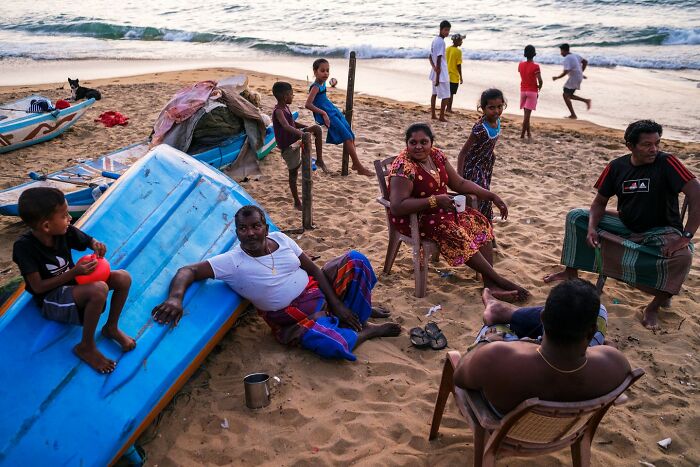 Scientist-Turned-Photographer Takes Pictures Of Ironic Everyday Moments (30 Pics)