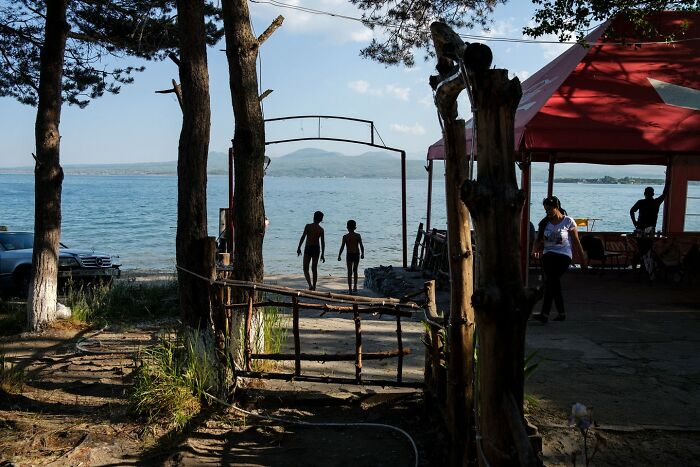 Scientist-Turned-Photographer Takes Pictures Of Ironic Everyday Moments (30 Pics)