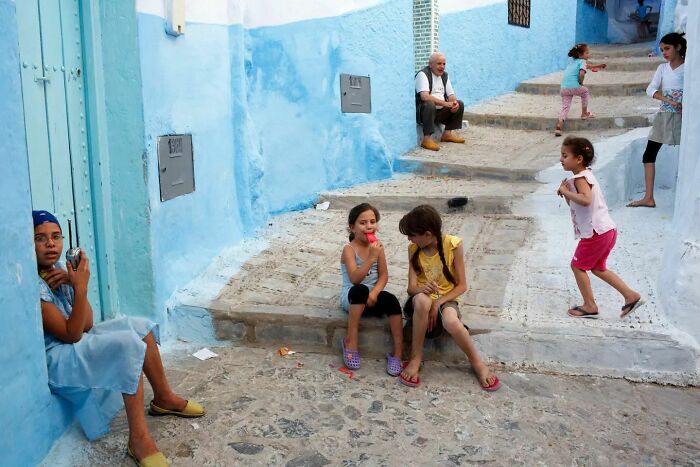 Scientist-Turned-Photographer Takes Pictures Of Ironic Everyday Moments (30 Pics)