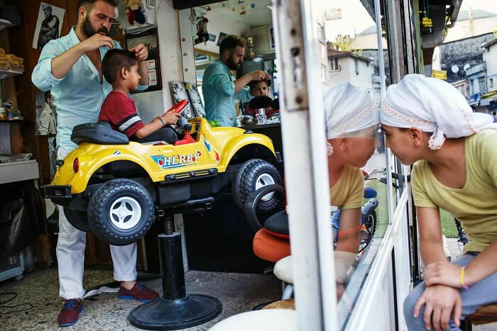 Scientist-Turned-Photographer Takes Pictures Of Ironic Everyday Moments (30 Pics)